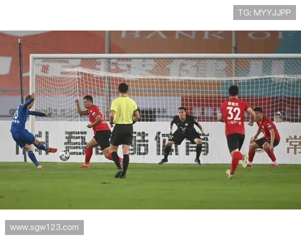 中国足球明星门将的崛起与挑战：从青训到国际赛场的奋斗历程