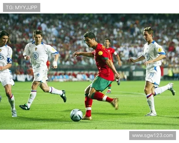 从青涩少年到足球明星的成长之路与成功秘诀解析