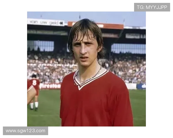 克鲁伊夫足球明星的传奇人生与对现代足球的深远影响