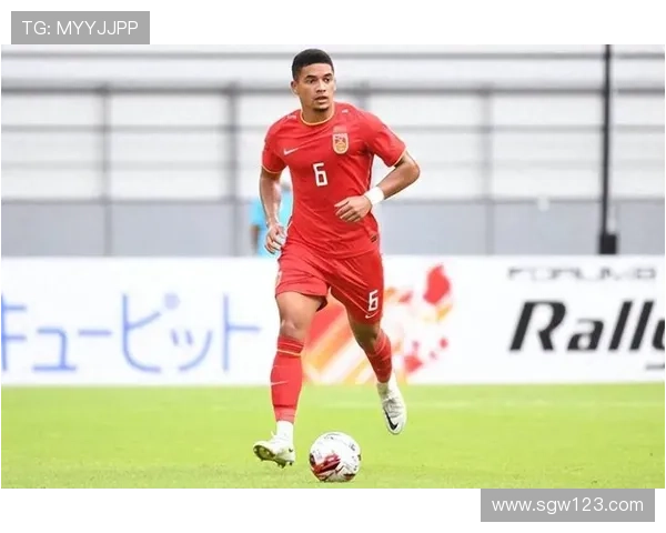 卷毛足球明星身穿绿衣服展现风采引发球迷热议与关注